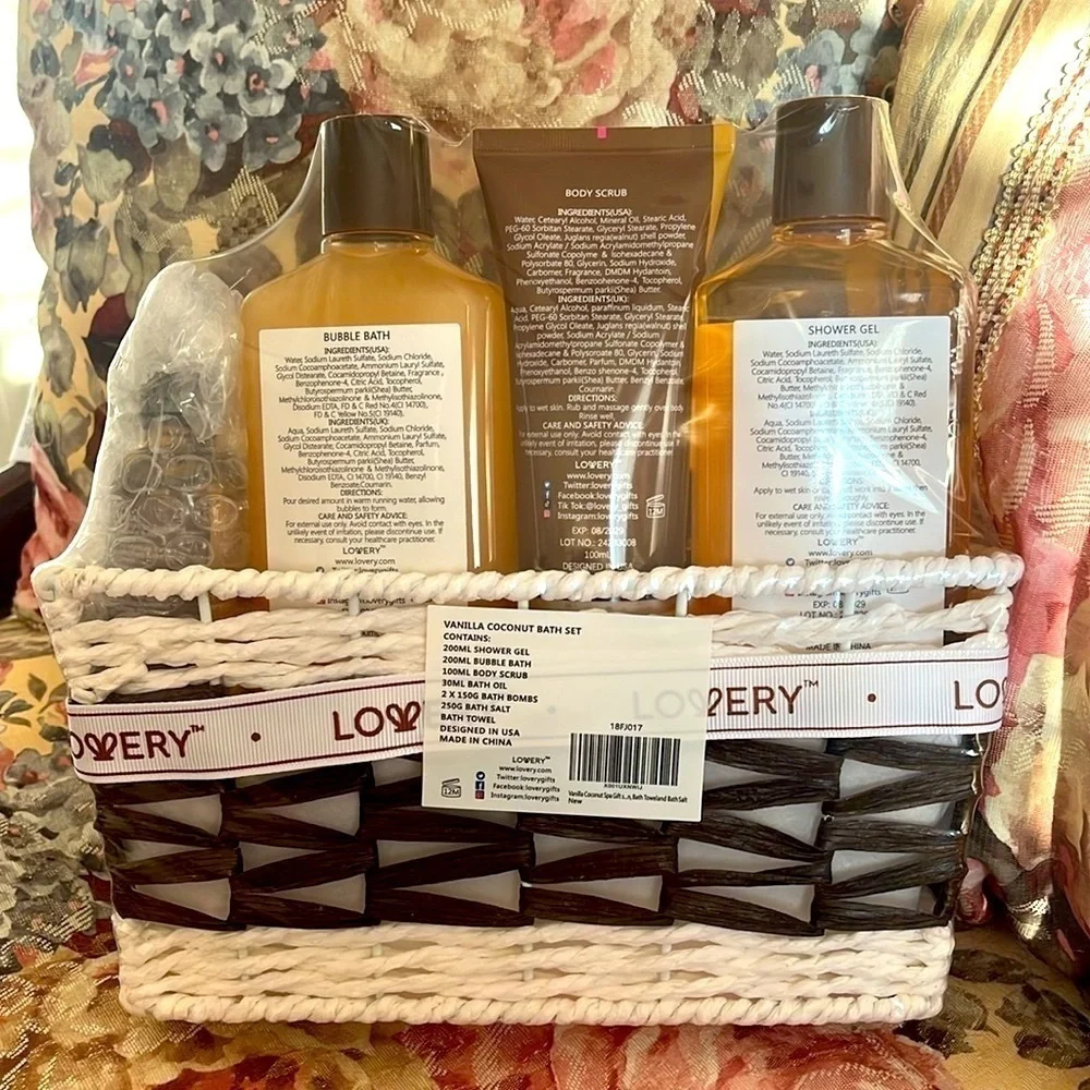 Brand New Vanilla Coconut Bath Set Gift Basket Gel Scrub Lotion Bath Bombs Salt